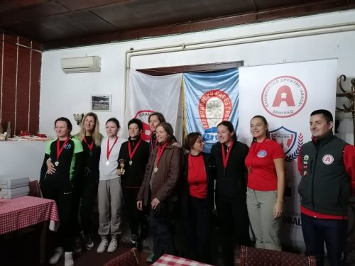 241019 3 Сениорке на постољу